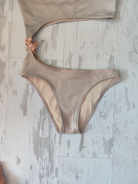 Цял   бански   страхотен е .