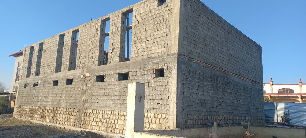 Eski Jomboy MFY markazida 2 qavatli bino sotiladi.  Kelishilgan narxda