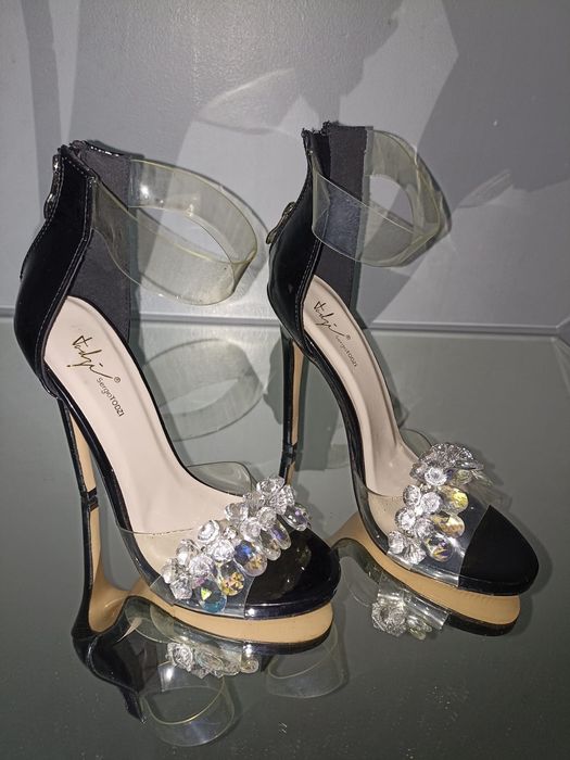 Pantofi/sandale noi.