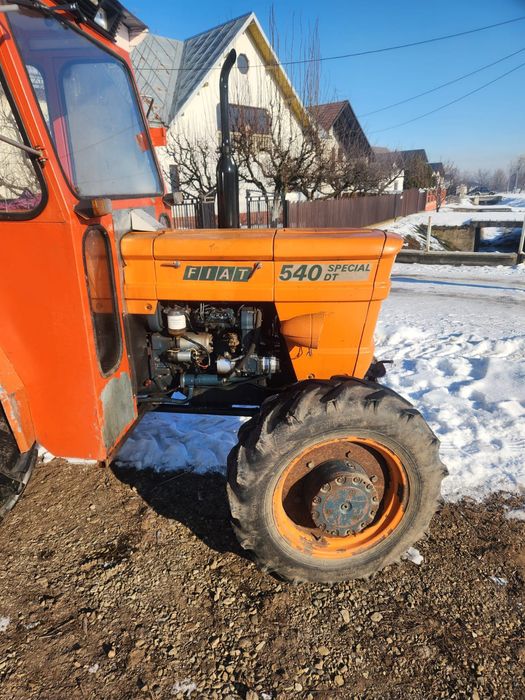 Tractor, freza și utilaj cules porumb.