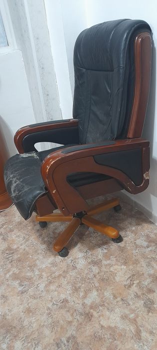 Офисное кресло и стулья