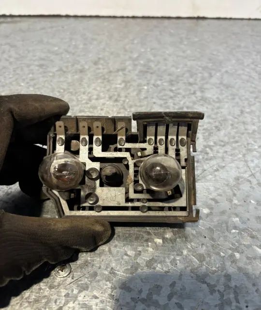 Soclu becuri lampa stop pe hayon stanga Audi 80 1995
