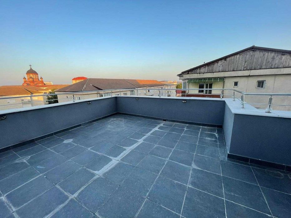 închiriere apartament 3 camere, 2 bai, un balcon, o terasa și 2 garaje