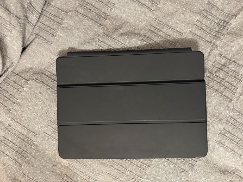 Ipad generatia a 9-a space grey si husa cu tastatura