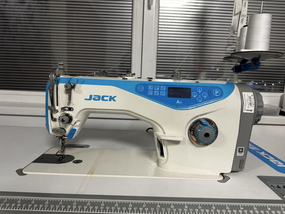 Mașină de cusut liniara industrială automată Jack A4.
