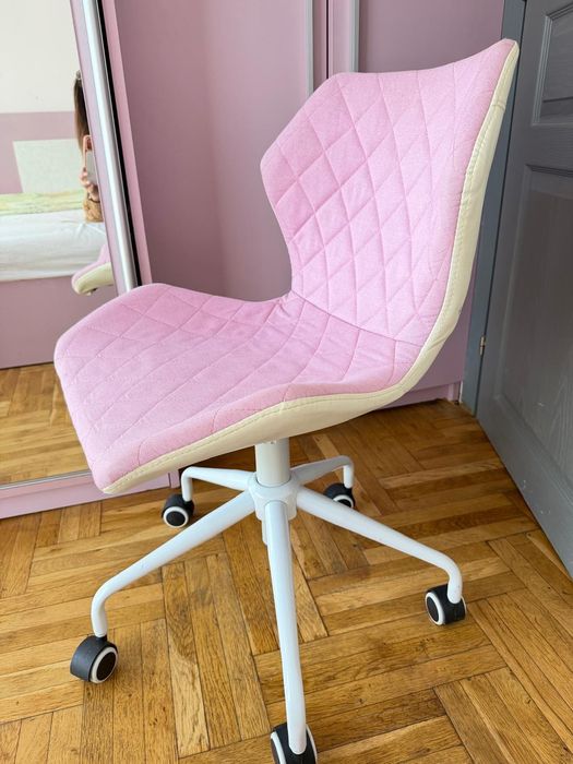 Столове на колелца и с регулиране по височина употребявани