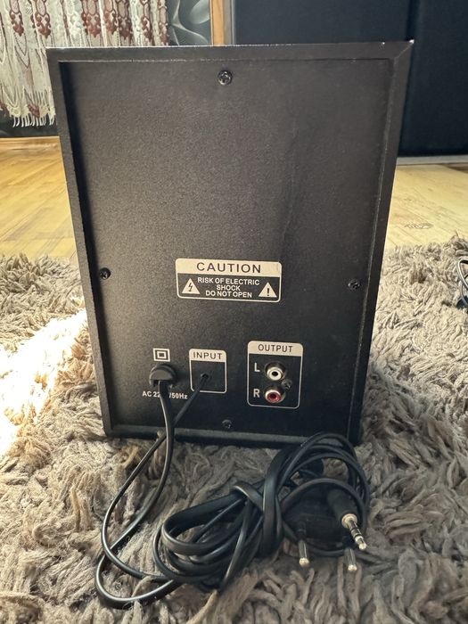 Boxe cu conectare prin cablu