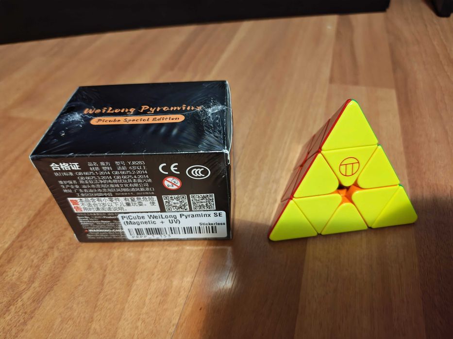 Pyraminx weilong cu UV