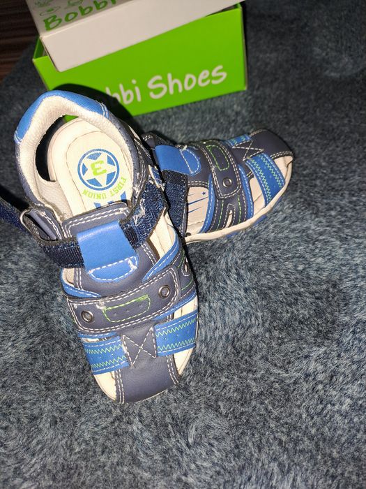 Adidași și sandale noi pentru copii