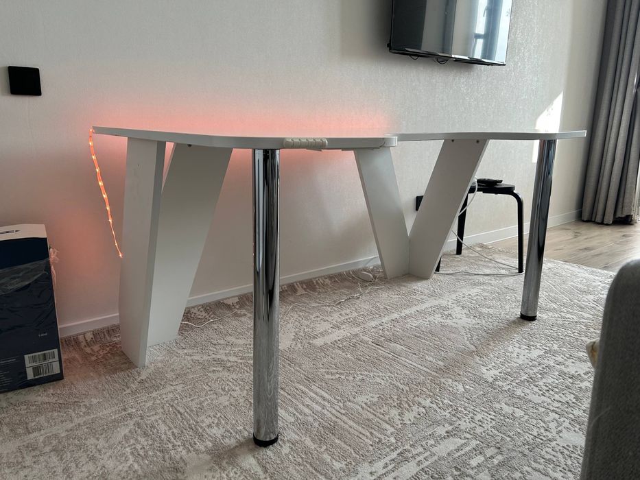 Компьютерный стол, белый