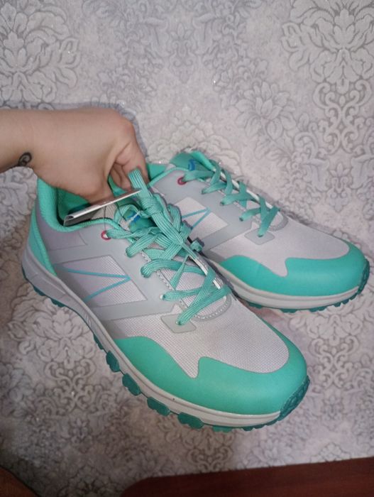 Кроссовки новые спортивные