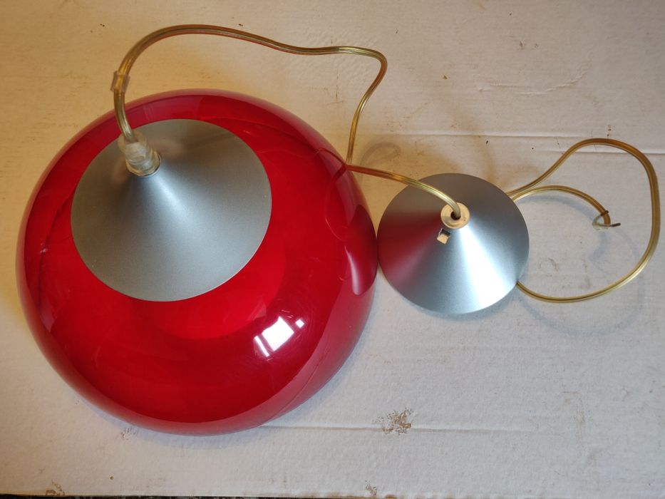 Lampa -lustra roșie