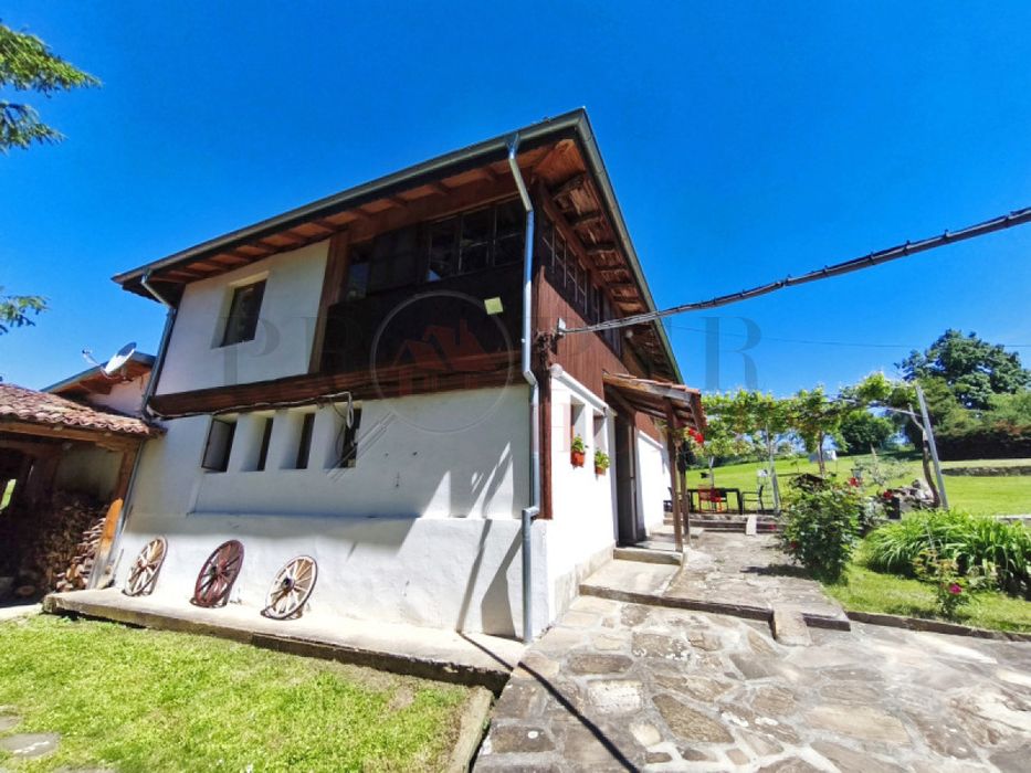 Продажба Къща гр. Елена - с. Донковци 280m² и двор 5880m²