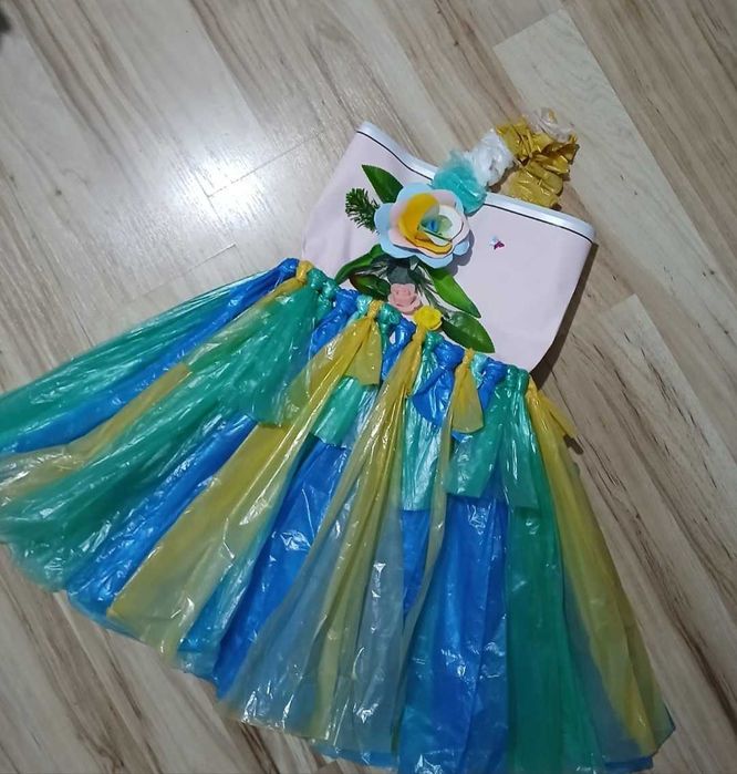 Rochie din materiale reciclabile pt fetite,mar 4-6 anii