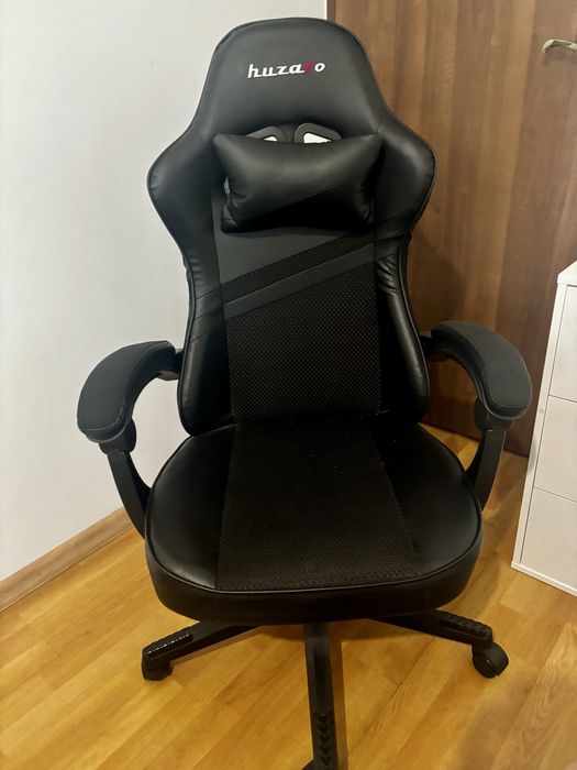 Vând scaun de gaming negru în stare perfectă