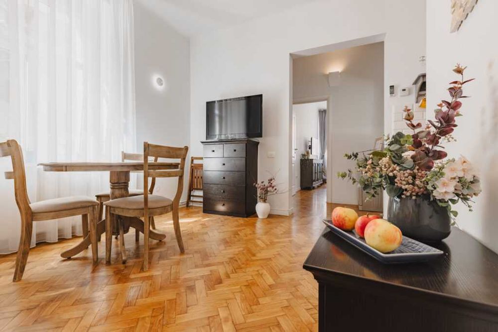 Inchiriez apartament 3 camere  lux centru istoric