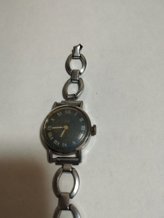 Antikvar soatlar sotiladi.