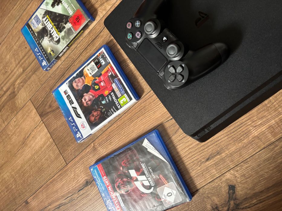 Vând PS4 cu jocuri