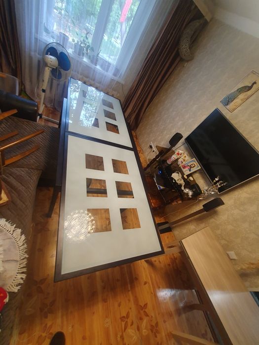 Стол из красного дерева