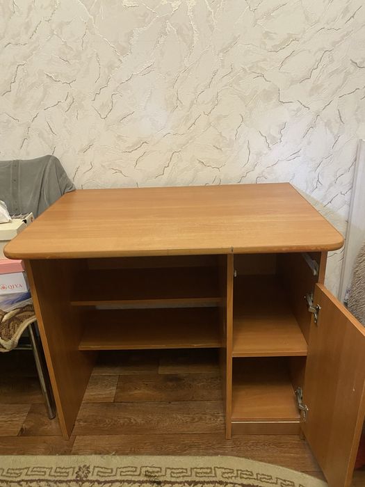 Продам столик письменный