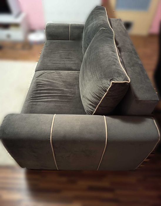 Двуместен сив диван