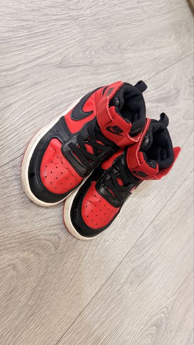 Vand adidasi Nike