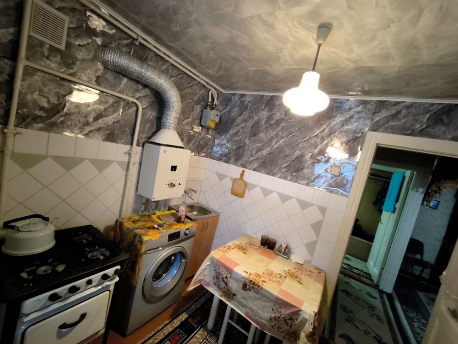 Сдам 2-х комнатную квартиру возле центрального рынка 
Чирчик ба