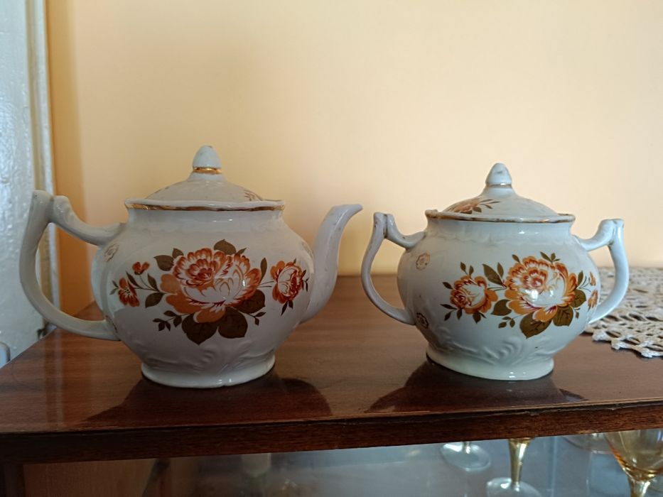 Чайник и захарница