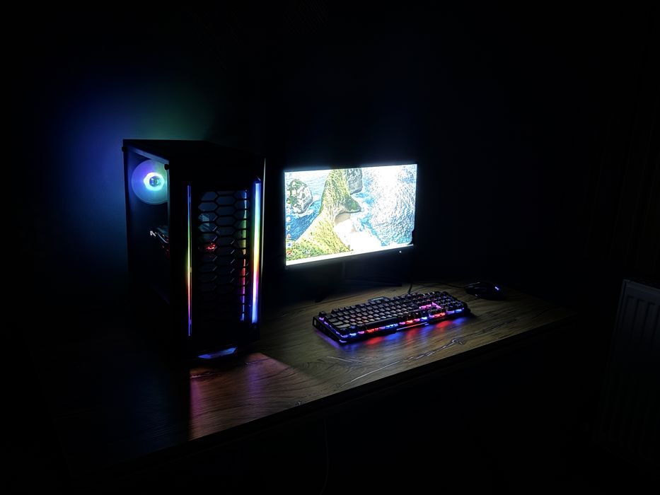Геймърски компютър с монитор