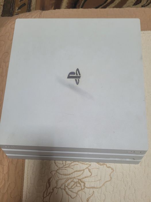 Ps 4 pro, cu 4 jocuri