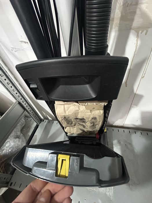 Aspitator Karcher Vertical  cu perie  CV 30/1