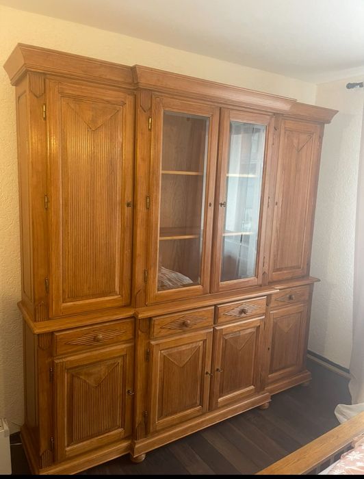 Mobilă din lemn masiv