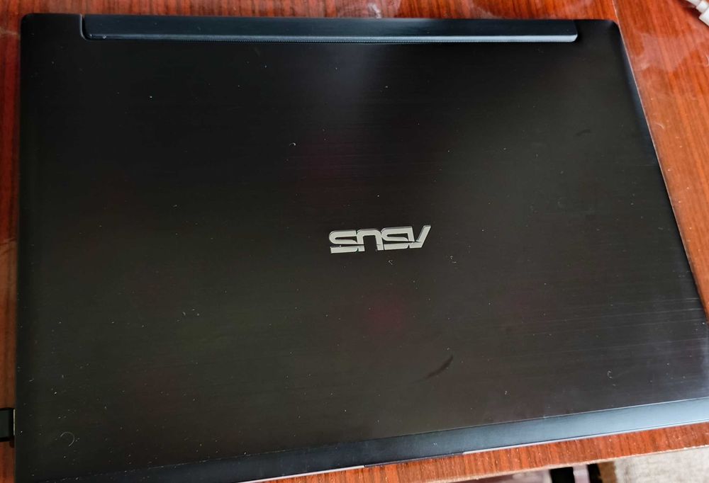 Продавам лаптоп Asus