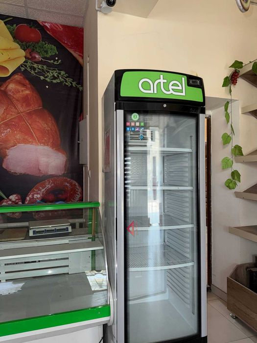 Vitrina pishiriq va boshqa xolodilniklar sotilati holati 100% ideal