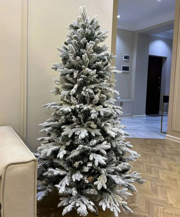 Заснеженная ёлка словно с леса