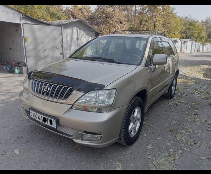 Внедорожник Lexus RX-300.