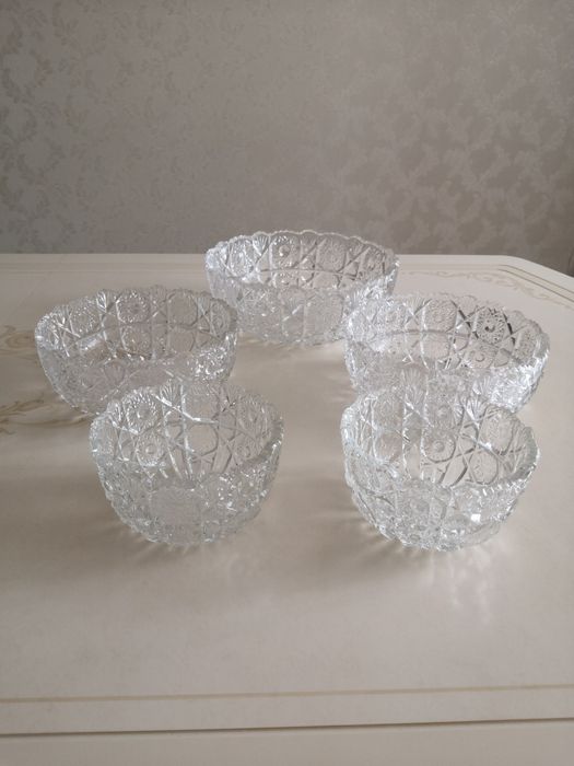 Продаётся Чешская хрустальные вазы