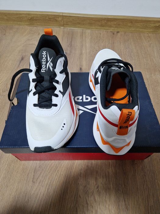 Vand adidasi Reebok Noi