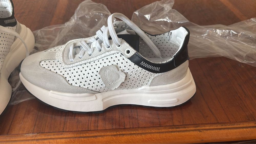 Продам кроссовки