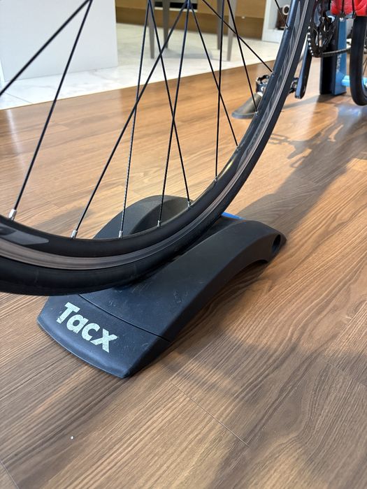 Велостанок Tacx.