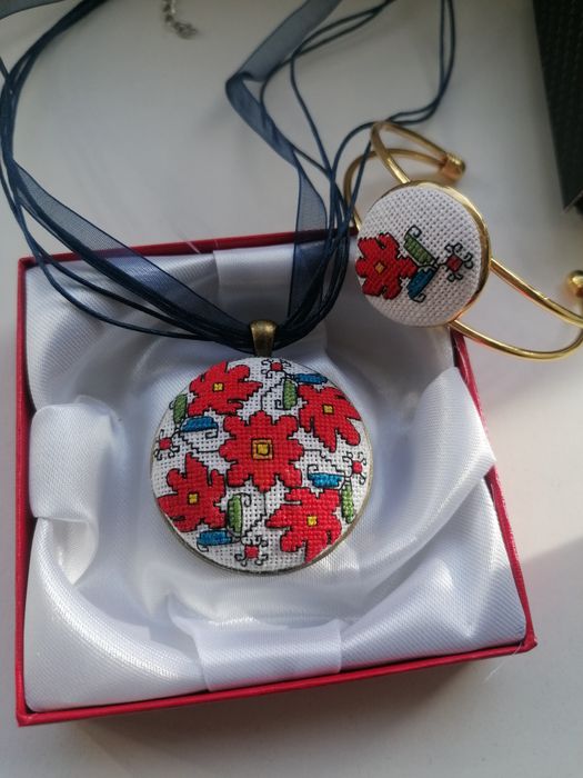 Ръчно бродирани колие , обеци и гривна с български шевици