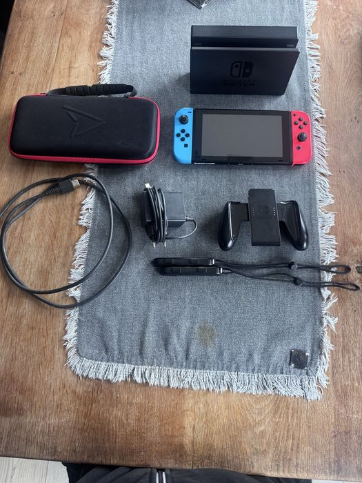 Nintendo switch (пълен комплект + 4 игри)