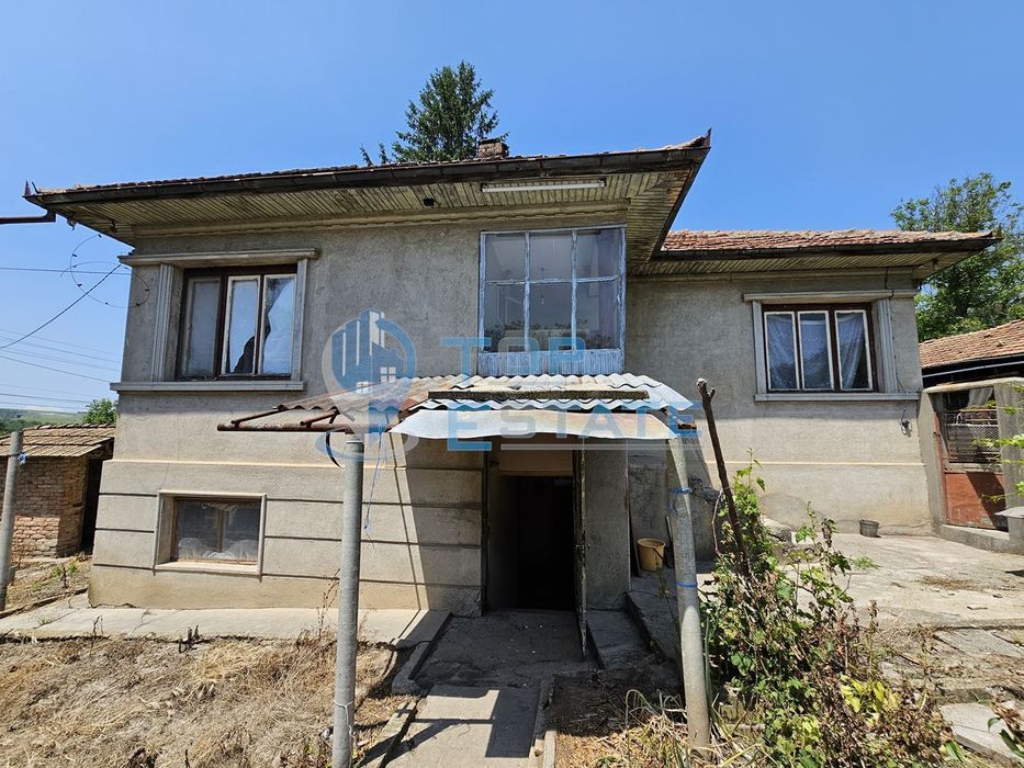 Здрава тухлена къща с три спални в село Копривец, област Русе