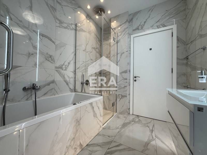 Елегантен тристаен апартамент на ул. 6-ти Септември - Жълтите павета