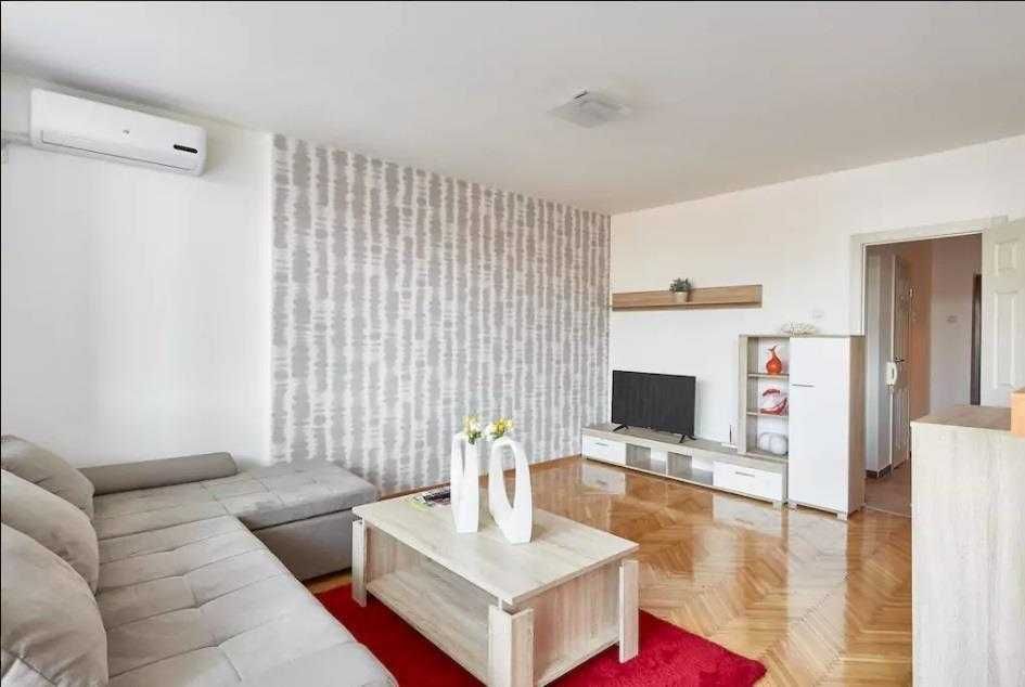 Дава се под наем Тристаен апартамент в Бургас, Лазур - 73 кв.м за 255 € - Снимка #1