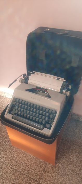 Mașină de scris Olympia impecabilă