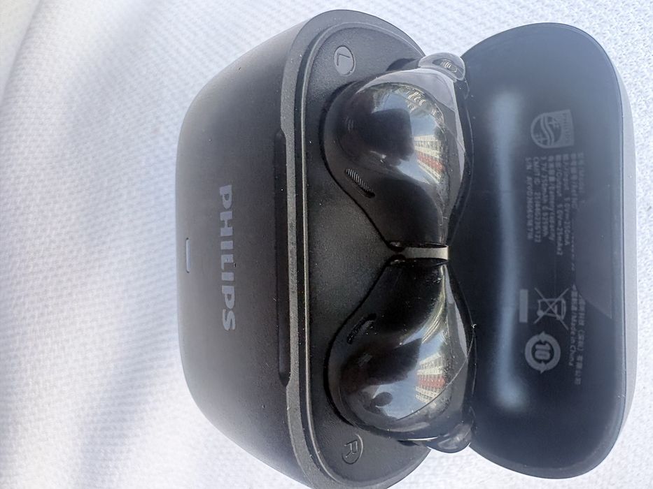 Philips Caști Wireless , rezistente la praf si la apa.
