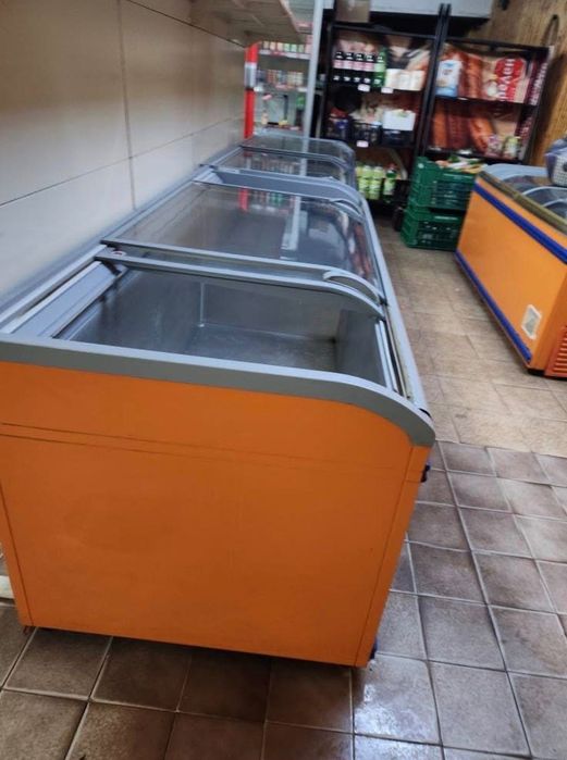 Вертикална витрина и фризери за магазин