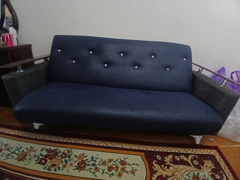 Продам диван  не сломанный и не воняет