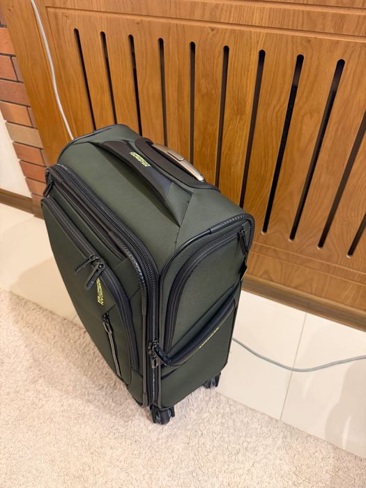 Чемодан удобный продается «American Tourister» из США недорого.